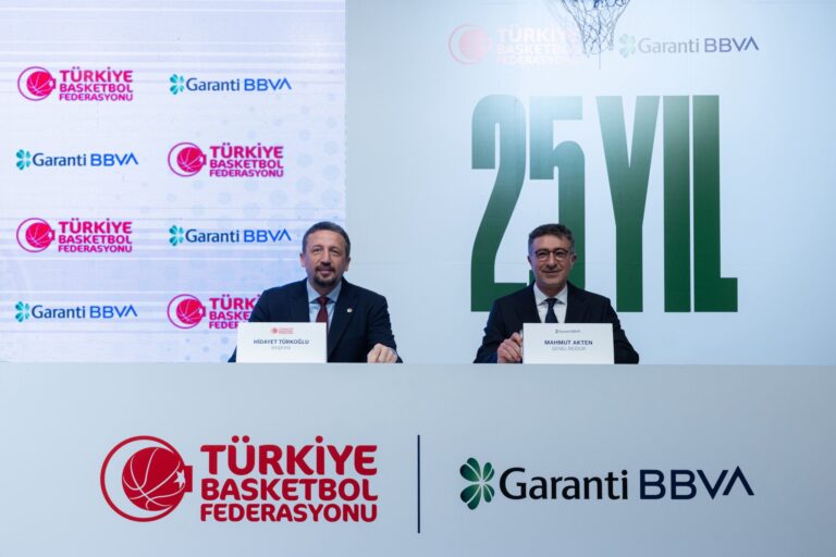 TBF President Hidayet Türkoğlu and Garanti BBVA CEO Mahmut Akten shaking hands at the 25th-anniversary sponsorship signing ceremony in Istanbul.