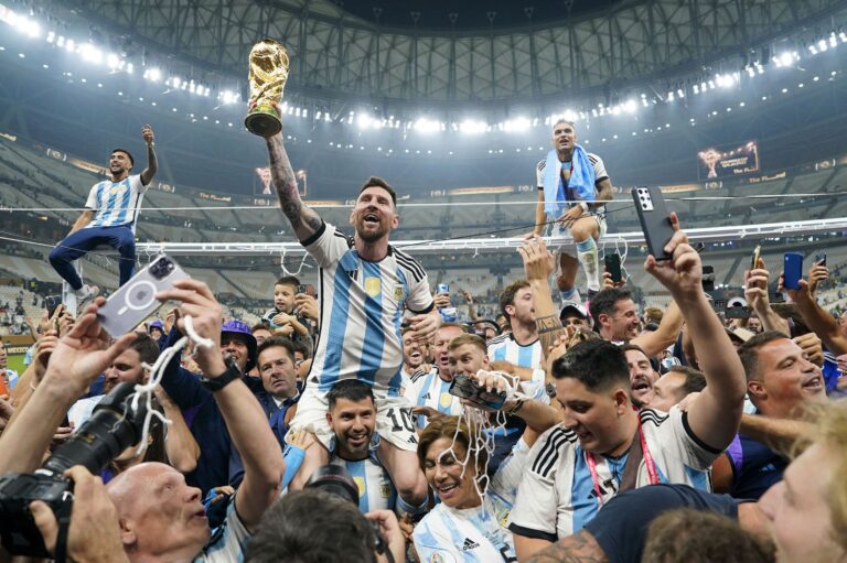 A graphic showing the M6 logo alongside the FIFA World Cup 2026 trophy with advertising price charts.