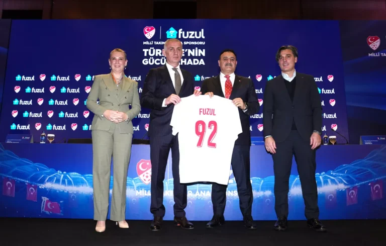Vincenzo Montella, Ä°brahim HacÄ±osmanoÄŸlu, and EyÃ¼p Akbal holding a Turkey jersey at the Riva signing ceremony.