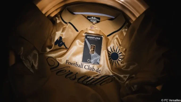 FC Versailles football club promotional graphic featuring gold bars and the new 'Gold' edition team jersey for the 2026 season.