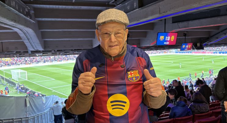 Joan, an 89-year-old fan, smiling at Spotify Camp Nou; Uber vehicle with FC Barcelona branding; Joan receiving a personalized BarÃ§a jersey.