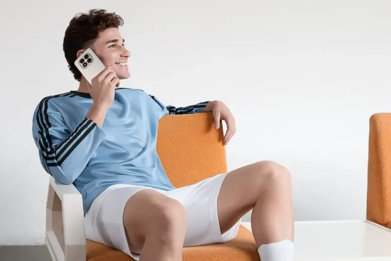 Julián Álvarez holding the new Xiaomi Redmi Note 15 smartphone during the official ambassador launch in Argentina.