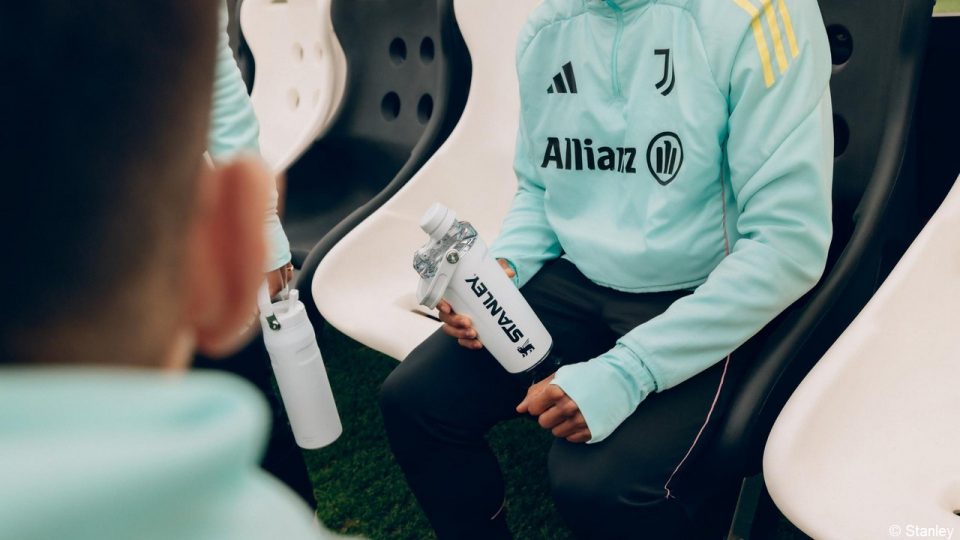 Juventus players using Stanley 1913 water bottles during training sessionJuventus players using Stanley 1913 water bottles during training session