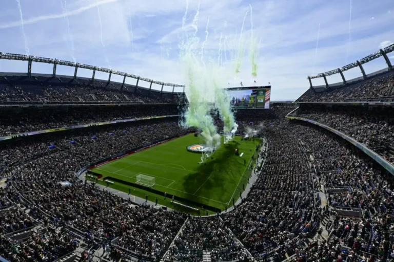 Denver Summit sets NWSL record with 63,004 fans
